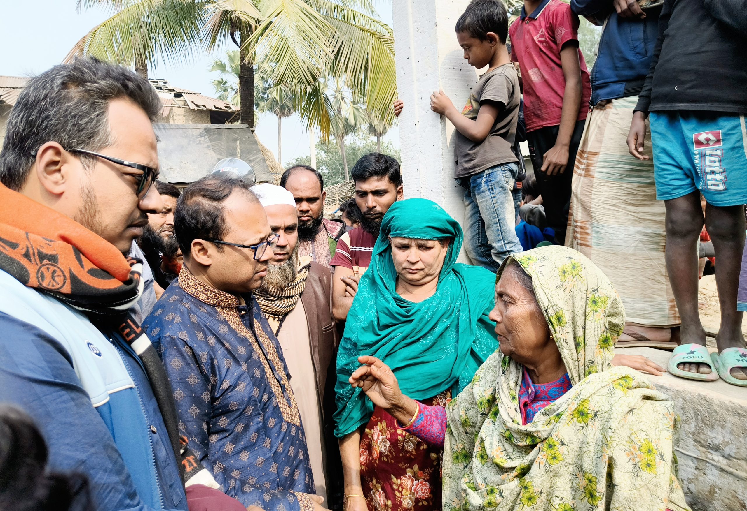 সিংড়ায় অগ্নিকাণ্ডে ক্ষতিগ্রস্ত পরিবারের পাশে দাউদার মাহমুদ 