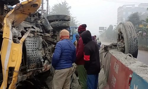 ফুলবাড়ীতে ডিভাইডারের সাথে ট্রাকের ধাক্কা অল্পের জন্য বেঁচে গেলেন ড্রাইভার