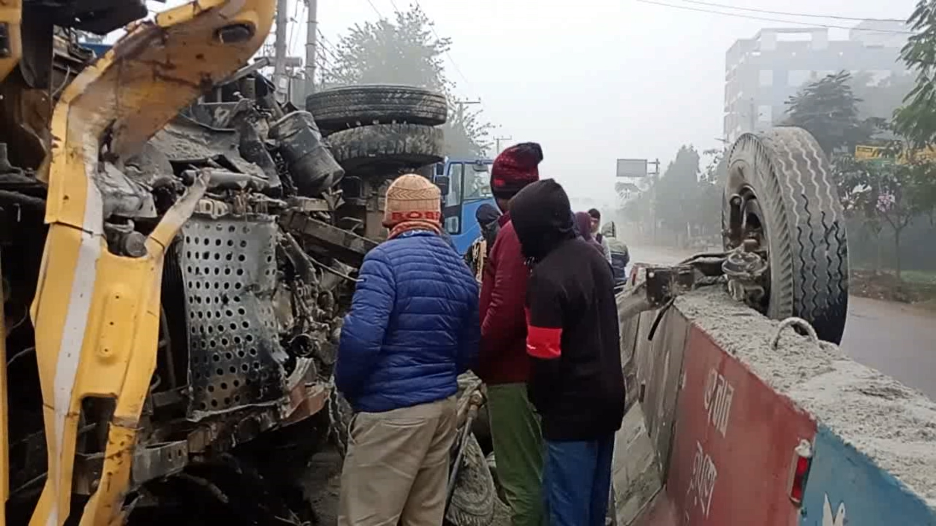 ফুলবাড়ীতে ডিভাইডারের সাথে ট্রাকের ধাক্কা অল্পের জন্য বেঁচে গেলেন ড্রাইভার