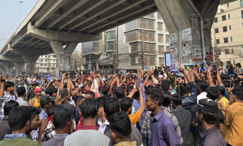 চট্টগ্রামের আগ্রাবাদে ব্যাটারী রিক্সা চালকদের সড়ক অবরোধ