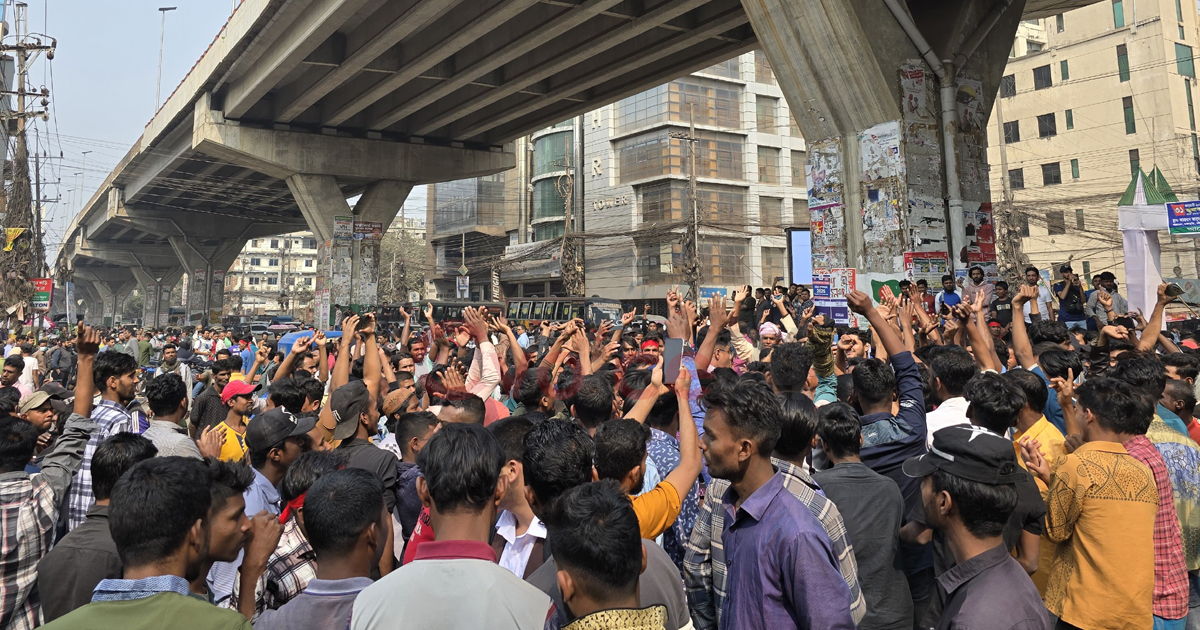 চট্টগ্রামের আগ্রাবাদে ব্যাটারী রিক্সা চালকদের সড়ক অবরোধ