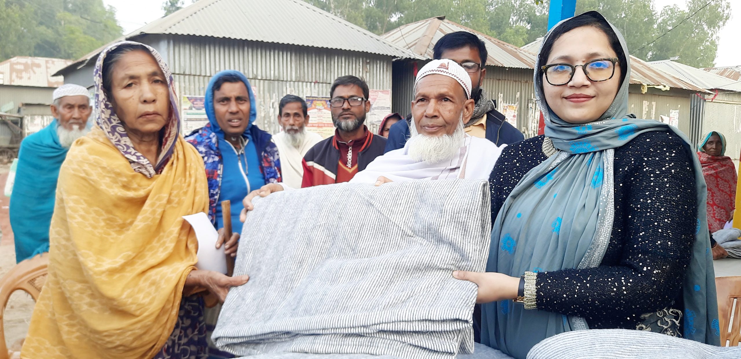 সিংড়ায় শীতার্তদের মাঝে ডাক্তার ফারজানার শীতবস্ত্র বিতরণ