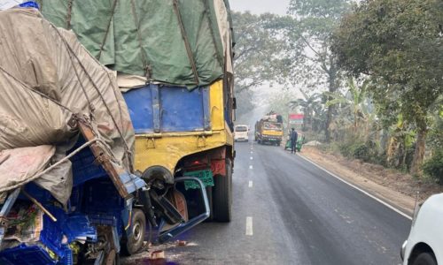 বড়াইগ্রামে লড়ির ধাক্কায় পিকআপ ট্রাকে, নিহত ১