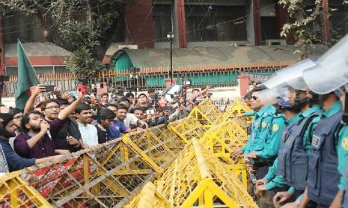 ইনকিলাব মঞ্চের স্বরাষ্ট্র মন্ত্রণালয় ঘেরাও, পুলিশের বাধায় পণ্ড