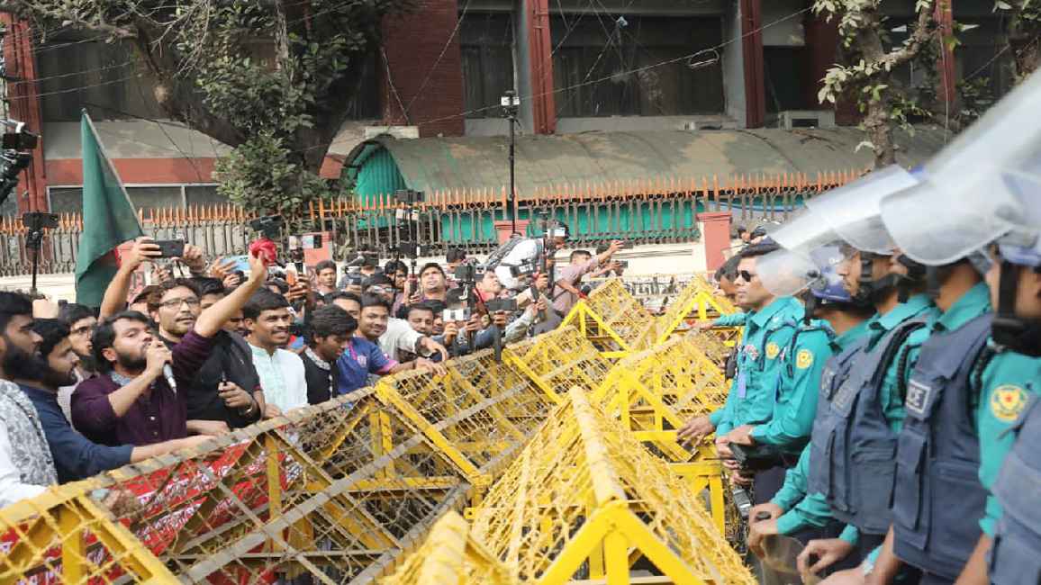 ইনকিলাব মঞ্চের স্বরাষ্ট্র মন্ত্রণালয় ঘেরাও, পুলিশের বাধায় পণ্ড