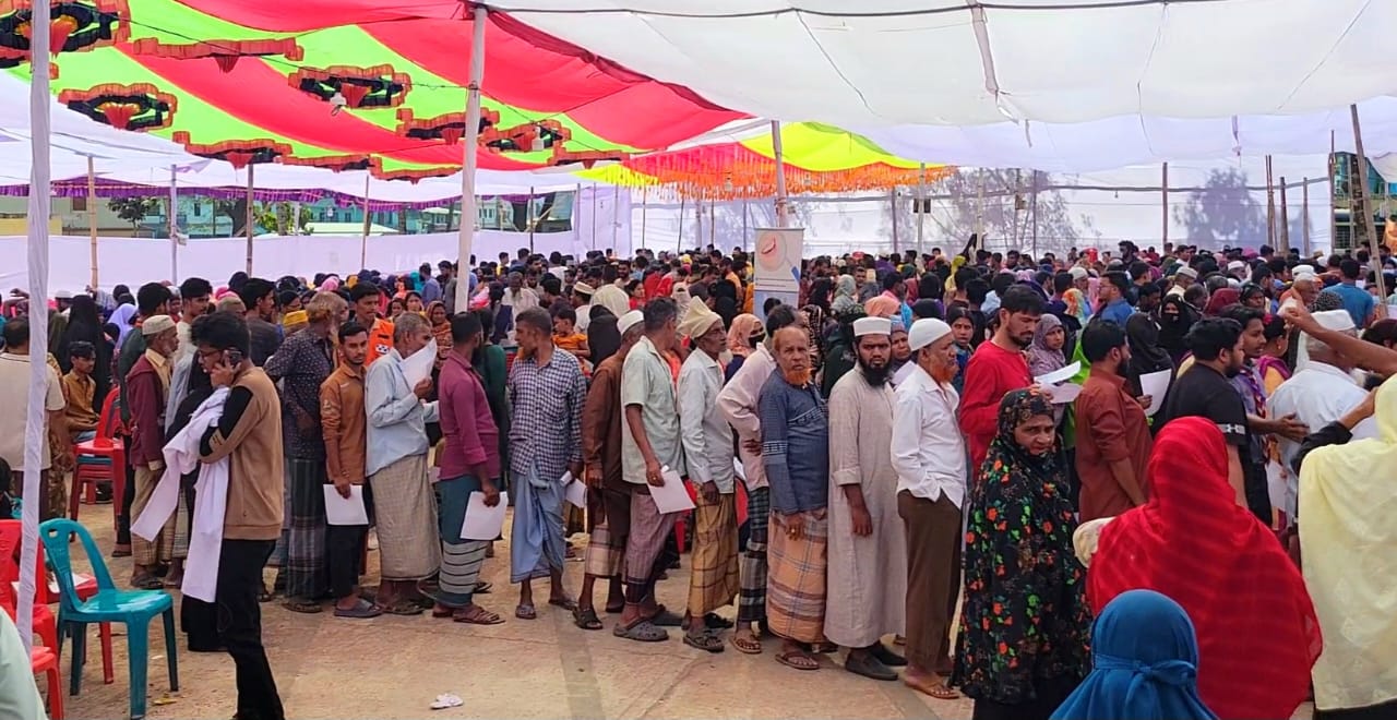 বান্দরবানে প্রথম সর্ববৃহৎ ফ্রী মেডিকেল ক্যাম্পেইনে হাজারো মানুষের ঢল