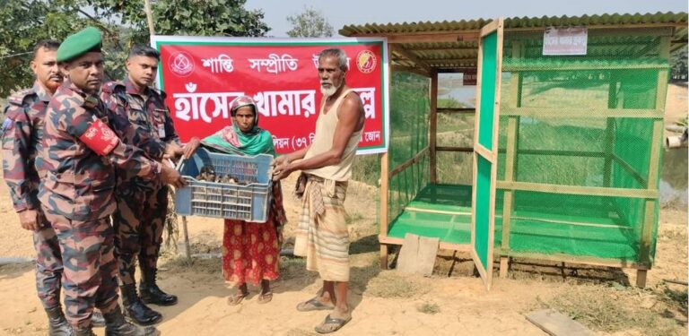 ৩৭ বিজিবি কর্তৃক হতদরিদ্র পরিবারের মাঝে হাঁসের খামার প্রদান