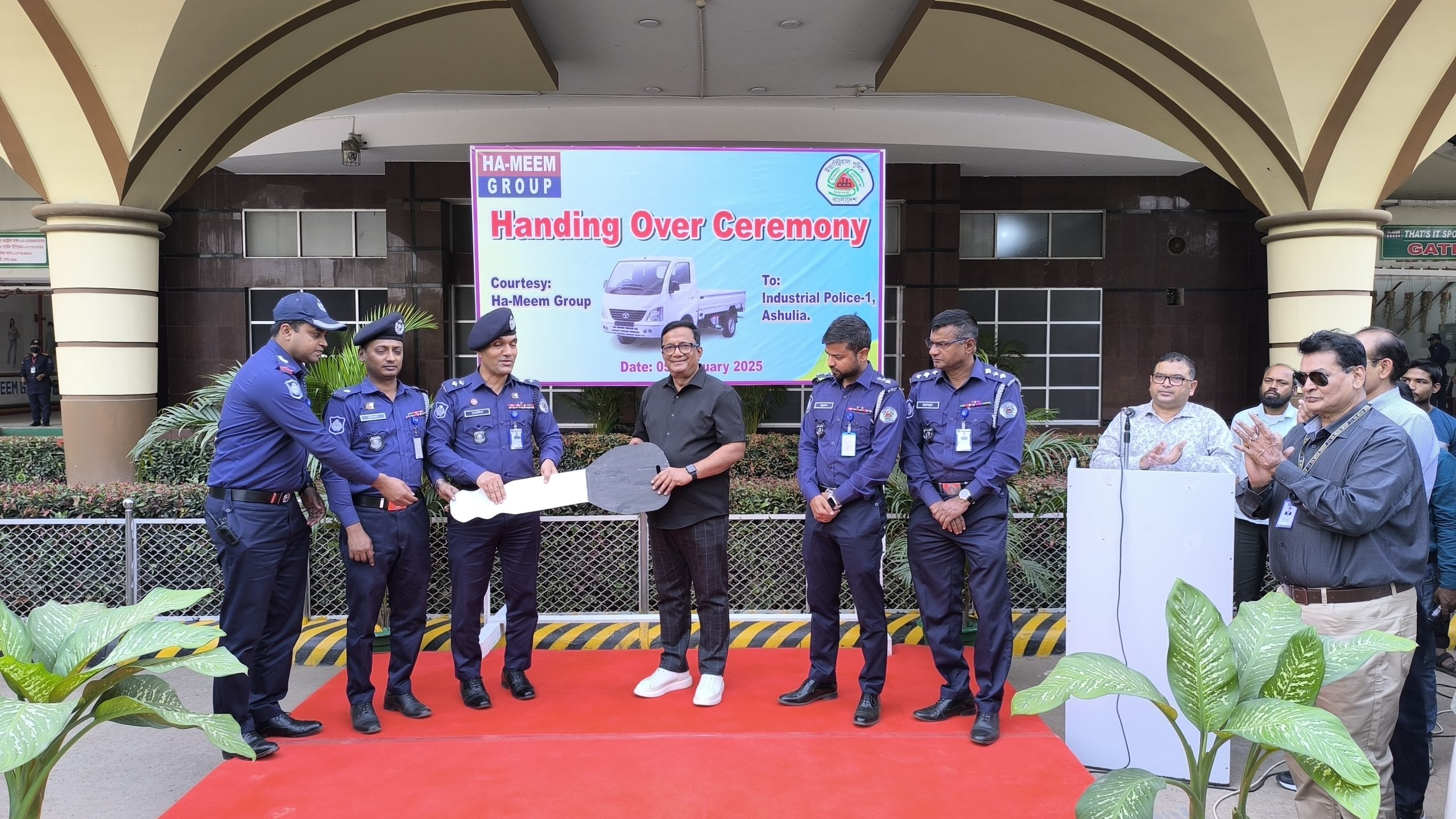 সক্ষমতা বাড়াতে হা-মীম গ্রুপের পক্ষ থেকে শিল্প পুলিশকে গাড়ী উপহার 