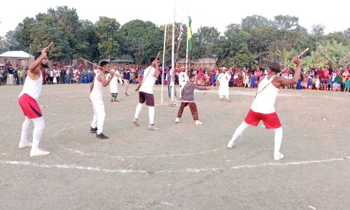 বোয়ালমারীতে গ্রাম বাংলার ঐতিহ্যবাহী লাঠি খেলা অনুষ্ঠিত 