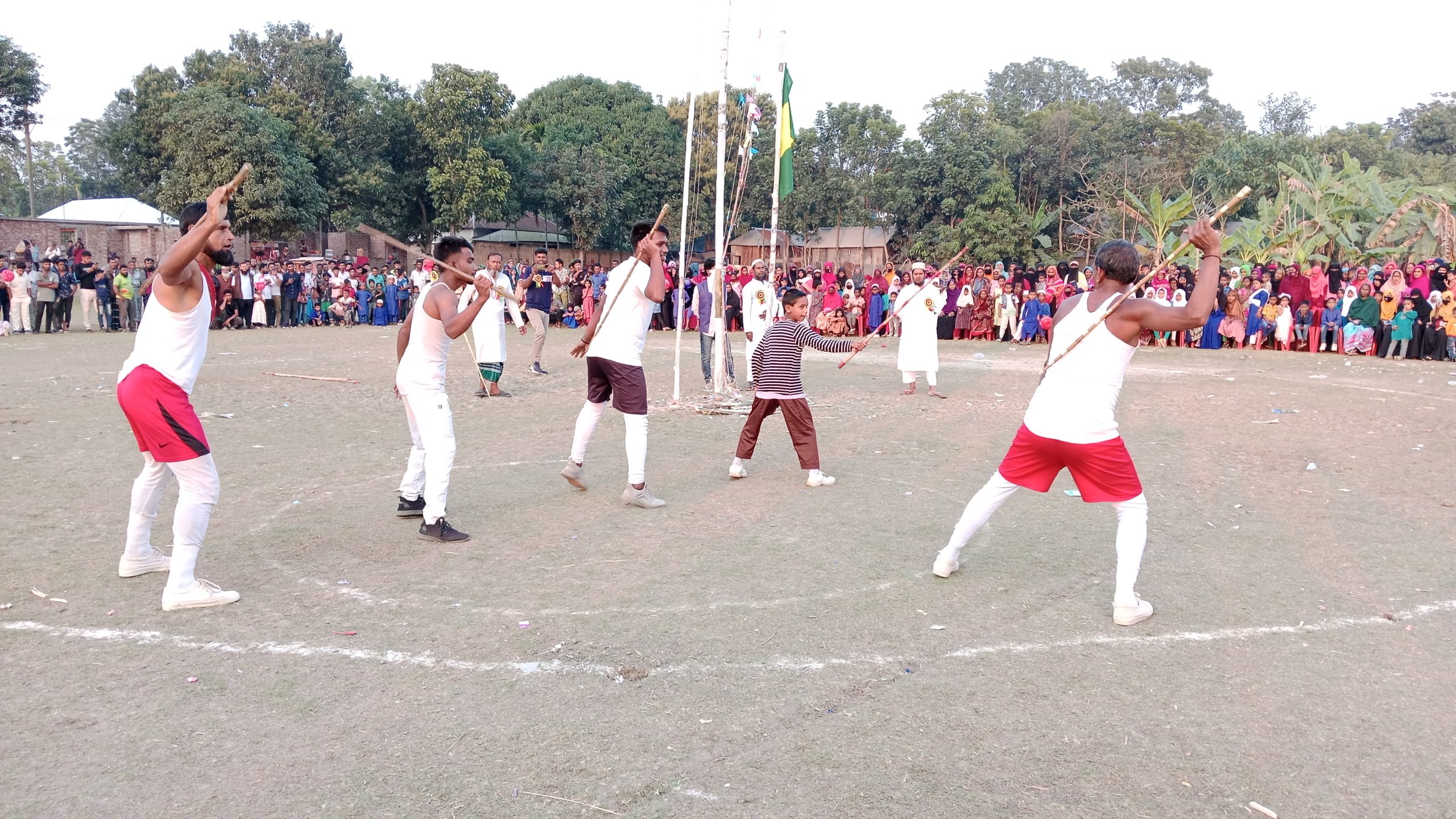 বোয়ালমারীতে গ্রাম বাংলার ঐতিহ্যবাহী লাঠি খেলা অনুষ্ঠিত 