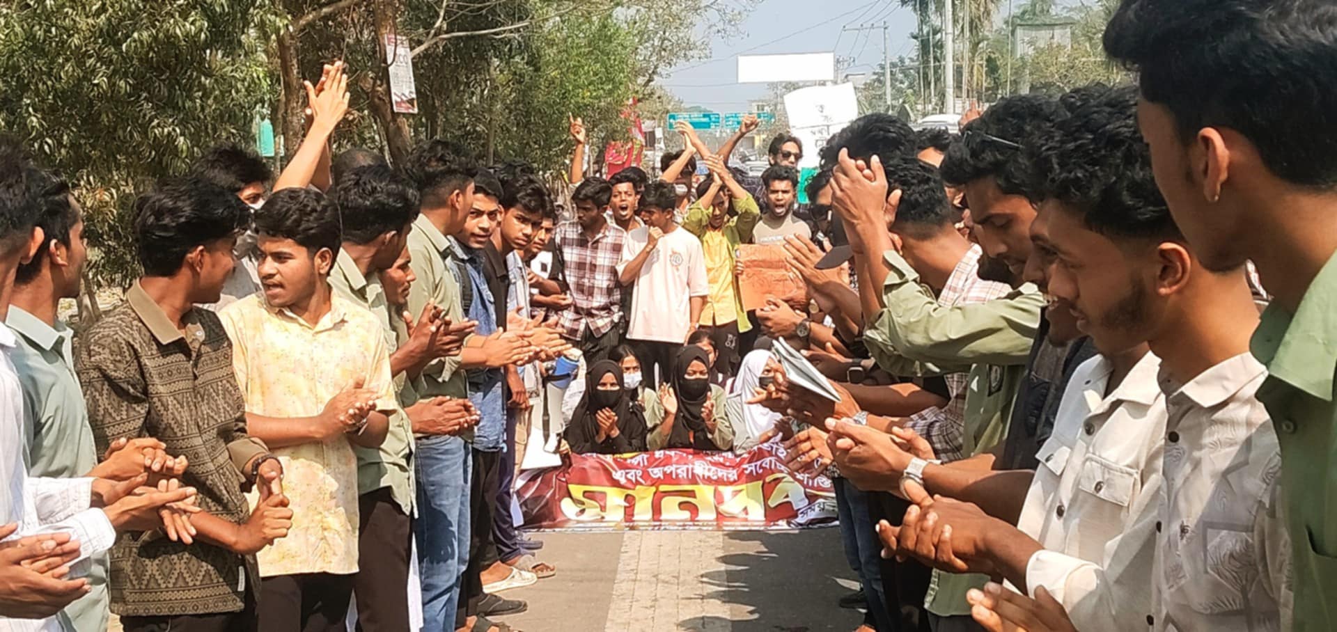 দেশ সংস্কারের আগে নারীদের নিরাপত্তা নিশ্চিত করুন ভোলায় মানববন্ধনে শিক্ষার্থীরা