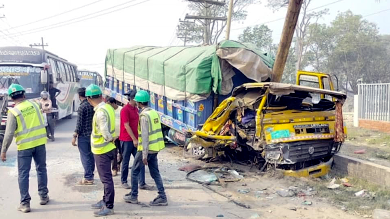 নরসিংদীতে বাস-ট্রাক-প্রাইভেটকারের ত্রিমুখী সংঘর্ষ, আহত অর্ধশতাধিক