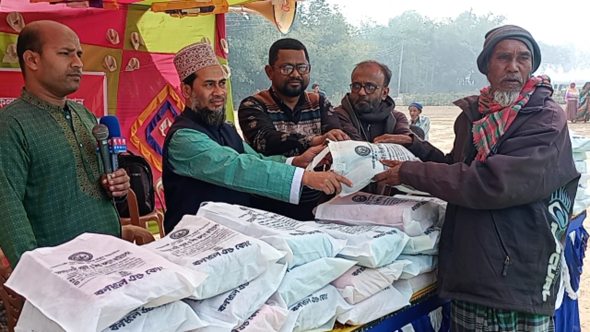 অসহায় নারী ,পুরুষ ও শিশু কল্যাণ ফাউন্ডেশনের উদ্যোগে শীতবস্ত্র বিতরণ