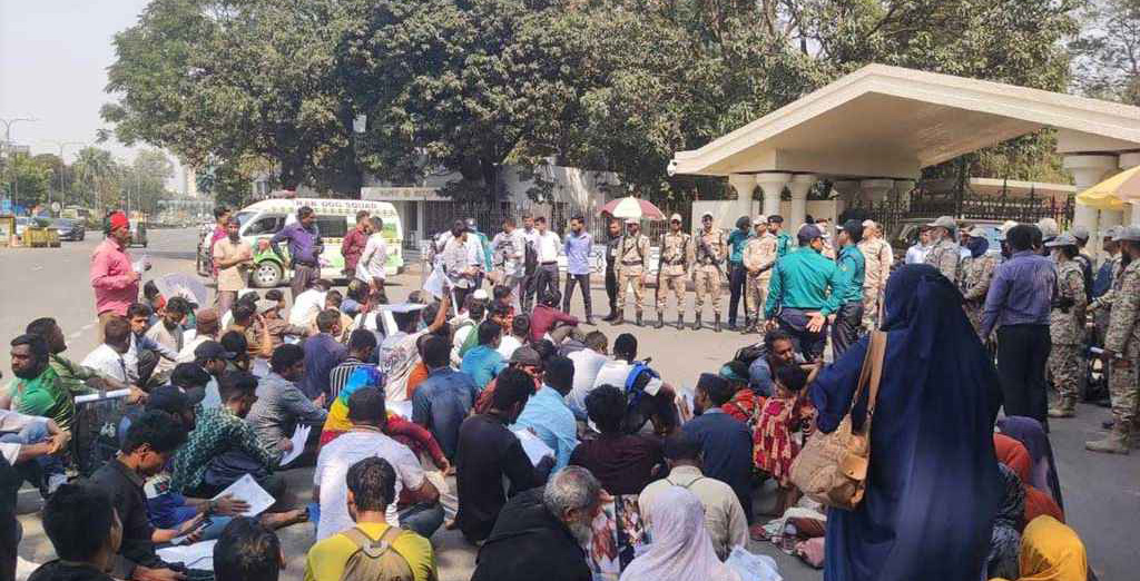 প্রধান উপদেষ্টার কার্যালয়ের সামনে জুলাই আন্দোলনের আহতরা