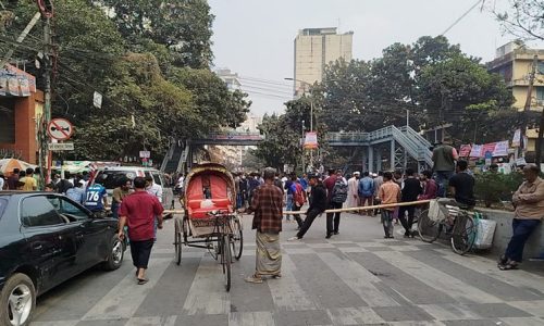 তিতুমীর কলেজের সামনের সড়কে শিক্ষার্থীদের অবস্থান, বন্ধ যান চলাচল