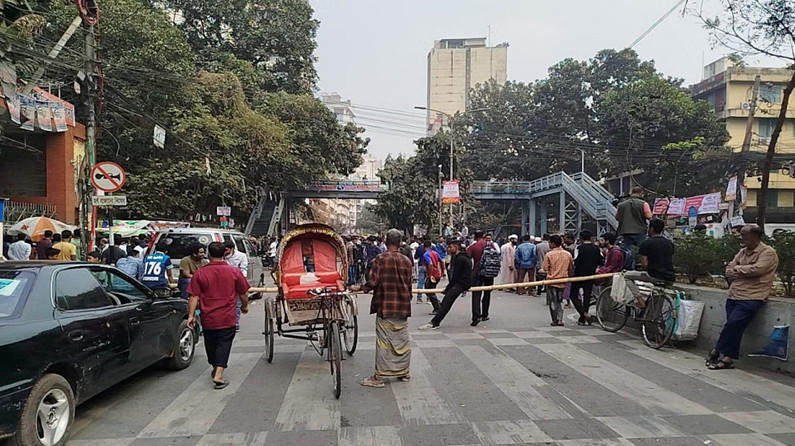 তিতুমীর কলেজের সামনের সড়কে শিক্ষার্থীদের অবস্থান, বন্ধ যান চলাচল