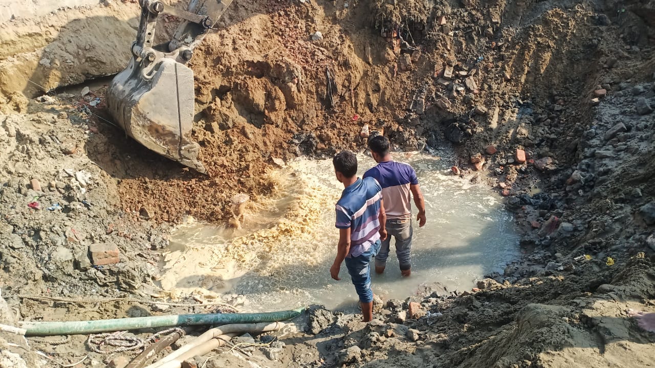 অপরিকল্পিত পাইলিংয়ে ক্ষতিগ্রস্থ ওয়াসার ট্রান্সমিশন পাইপ : ২৫ লক্ষ মানুষের চরম দুর্ভোগ