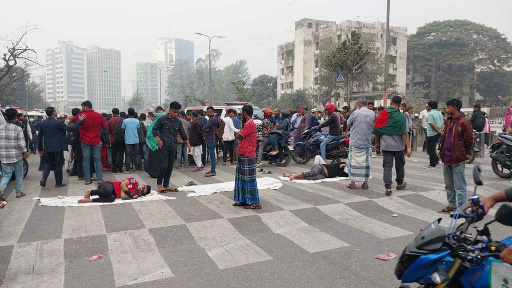 পঙ্গু হাসপাতালের সামনে অভ্যুত্থানে আহতদের ফের অবরোধ, যান চলাচল বন্ধ