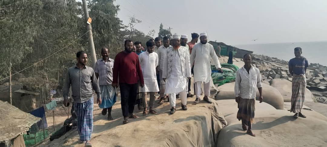 আনোয়ারায় ভেঙ্গে যাওয়া বেড়িবাঁধ পরিদর্শন জামায়াত নেতার