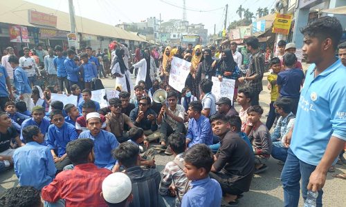 সোয়াই নদীর অসমাপ্ত খননকাজ দ্রুত সম্পন্ন করার দাবিতে সড়ক অবরোধ