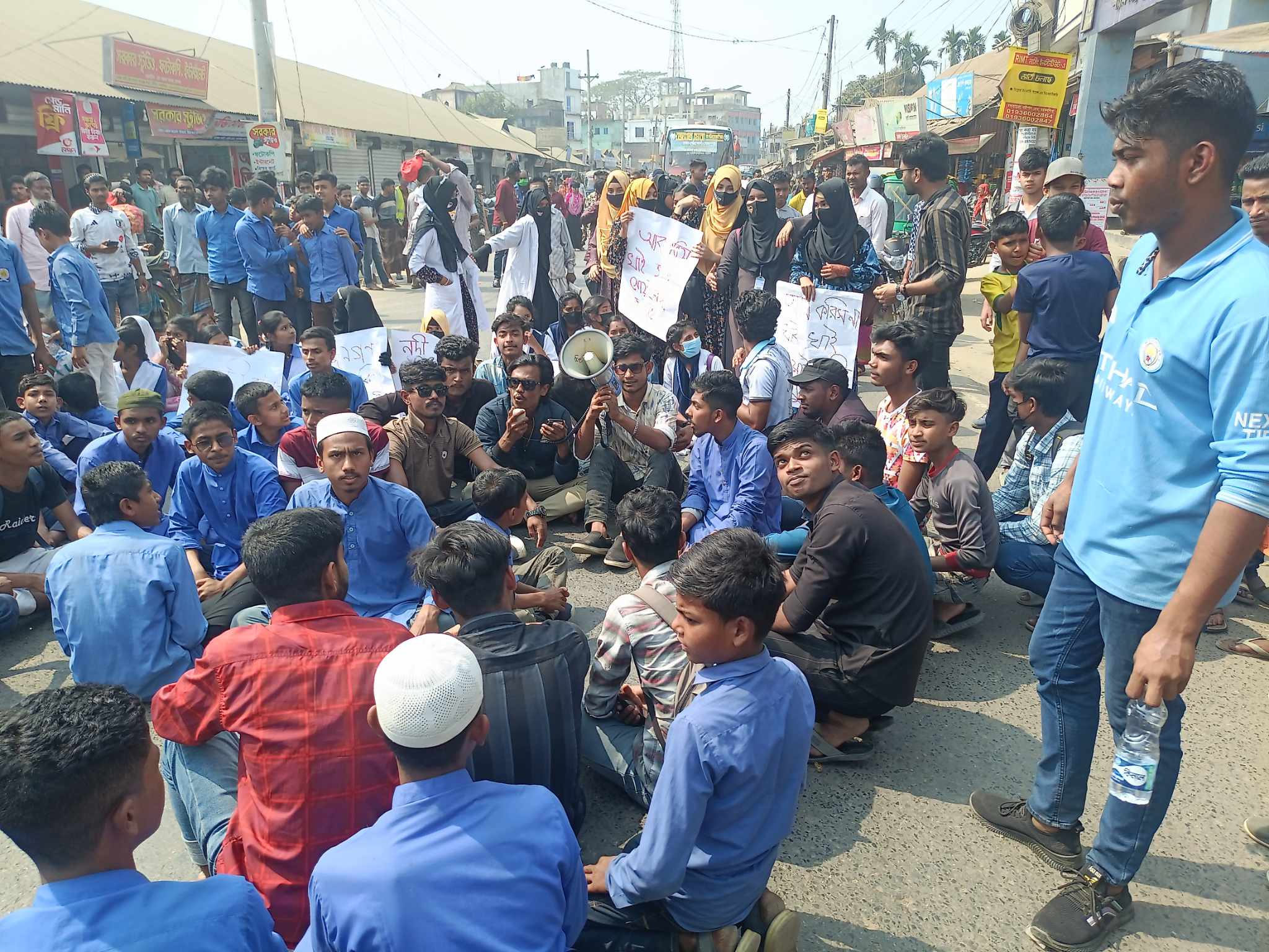 সোয়াই নদীর অসমাপ্ত খননকাজ দ্রুত সম্পন্ন করার দাবিতে সড়ক অবরোধ