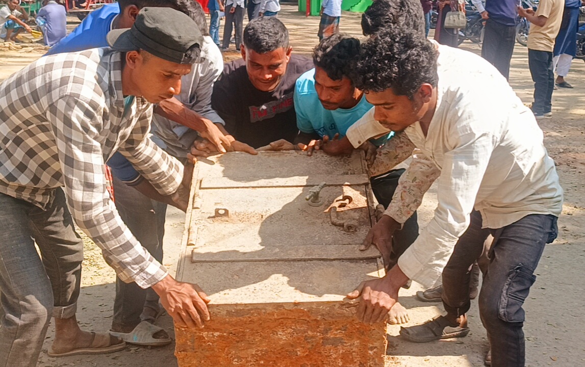 রহস্যজনক ‘গুপ্তধন এর সন্ধান মিললো গৌরীপুরে