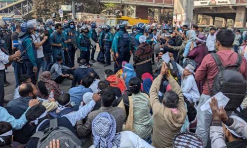 শাহবাগে লাঠিচার্জ করে সুপারিশপ্রাপ্ত শিক্ষকদের সরিয়ে দিলো পুলিশ