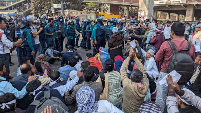 শাহবাগে লাঠিচার্জ করে সুপারিশপ্রাপ্ত শিক্ষকদের সরিয়ে দিলো পুলিশ