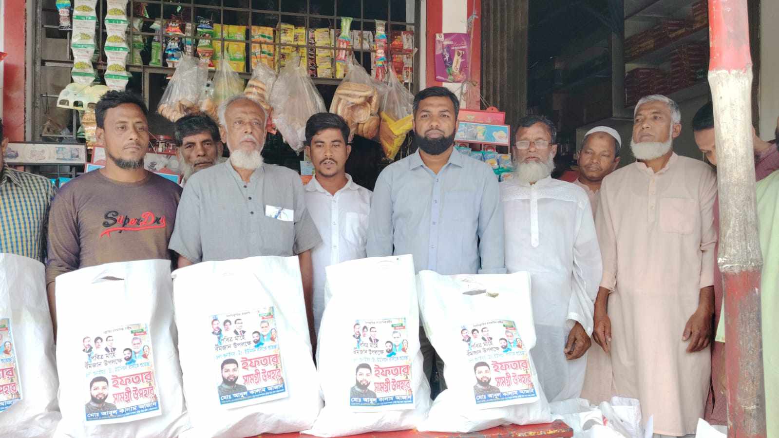 দেবীদ্বারে সেচ্ছাসেবক দলের ইফতার সামগ্রী বিতরণ 