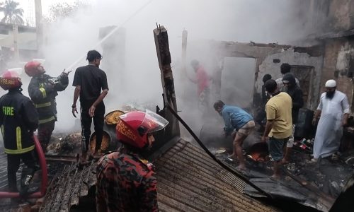 দোহাজারী পৌরসভায় অগ্নিকাণ্ডে ৬ দোকান পুড়ে ছাই