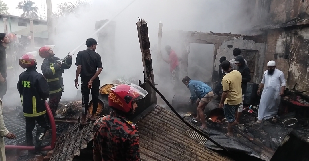 দোহাজারী পৌরসভায় অগ্নিকাণ্ডে ৬ দোকান পুড়ে ছাই