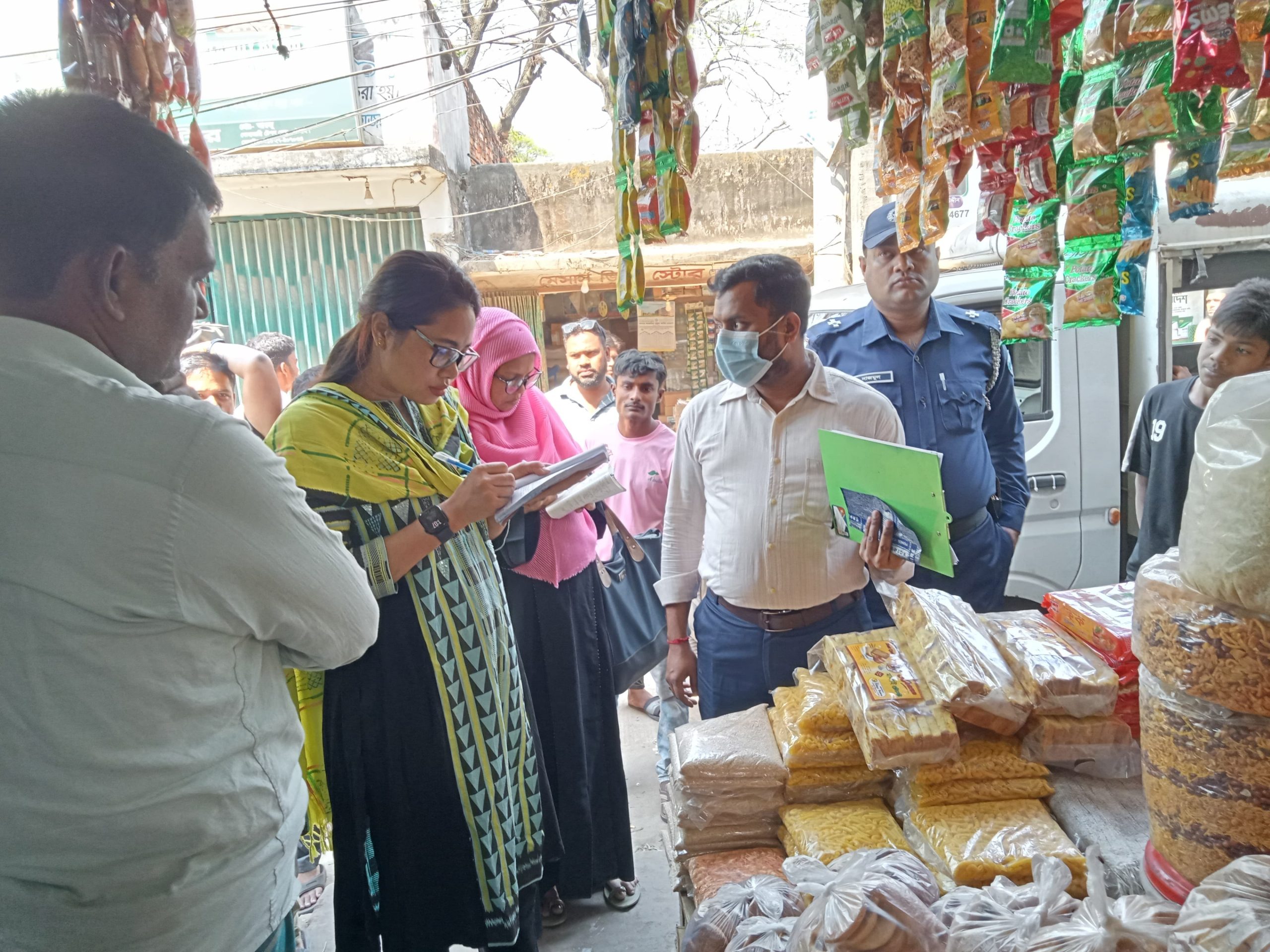 চন্দনাইশে প্রশাসনের বাজার মনিটরিং, ৪ মামলায় ২১ হাজার টাকা জরিমানা