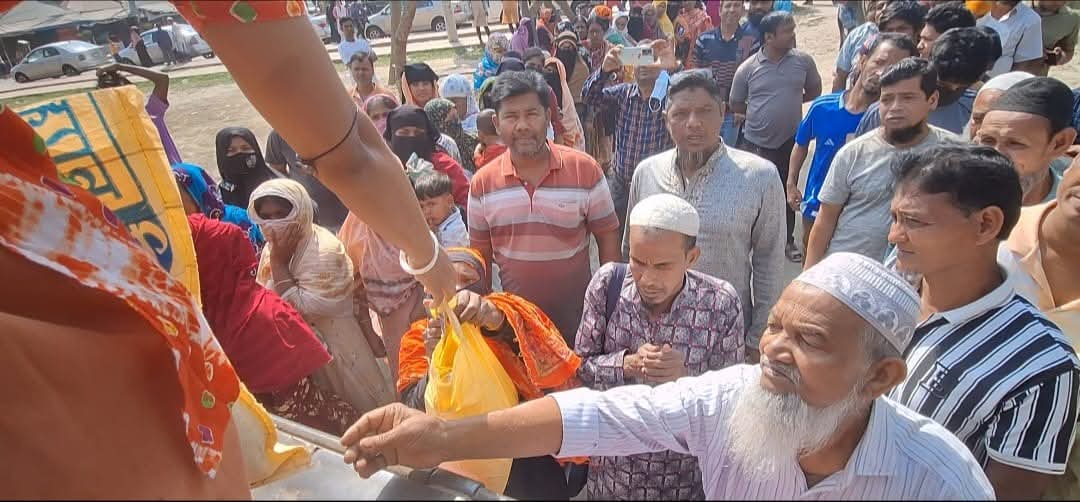 গোপালগঞ্জ পৌর এলাকায় ন্যায্য মূল্যে ৪০০ পরিবার পেয়েছে টিসিবি'র পণ্য