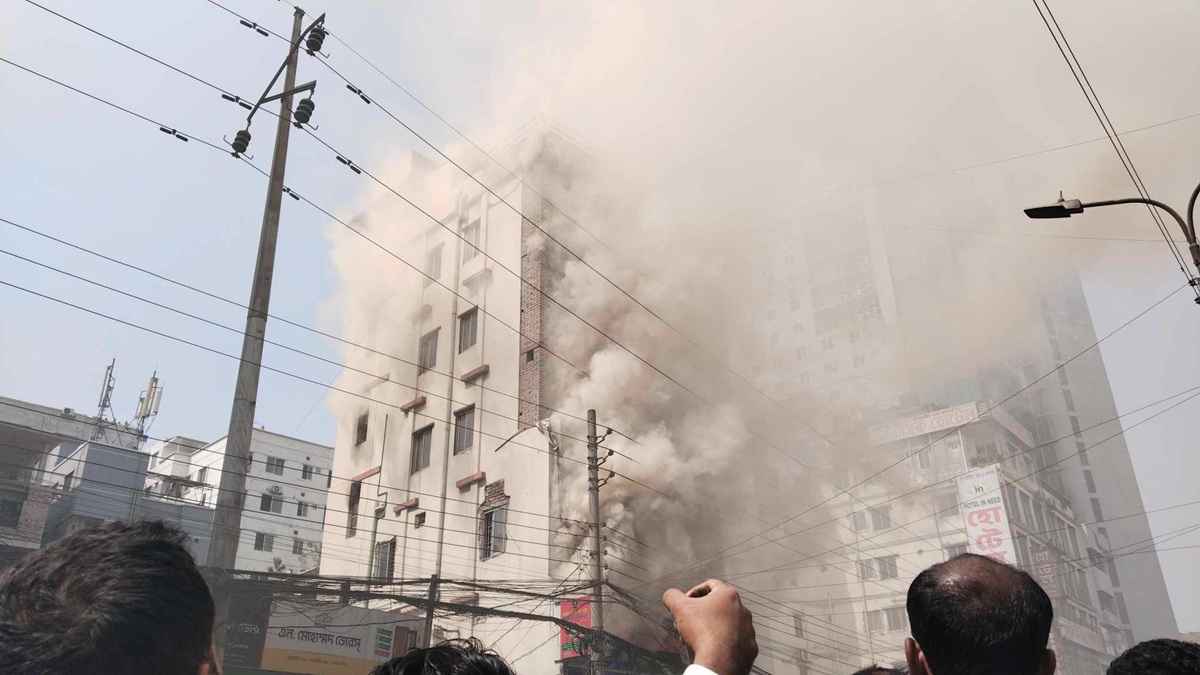 শাহজাদপুরে আবাসিক হোটেলে আগুন, চারজনের মরদেহ উদ্ধার