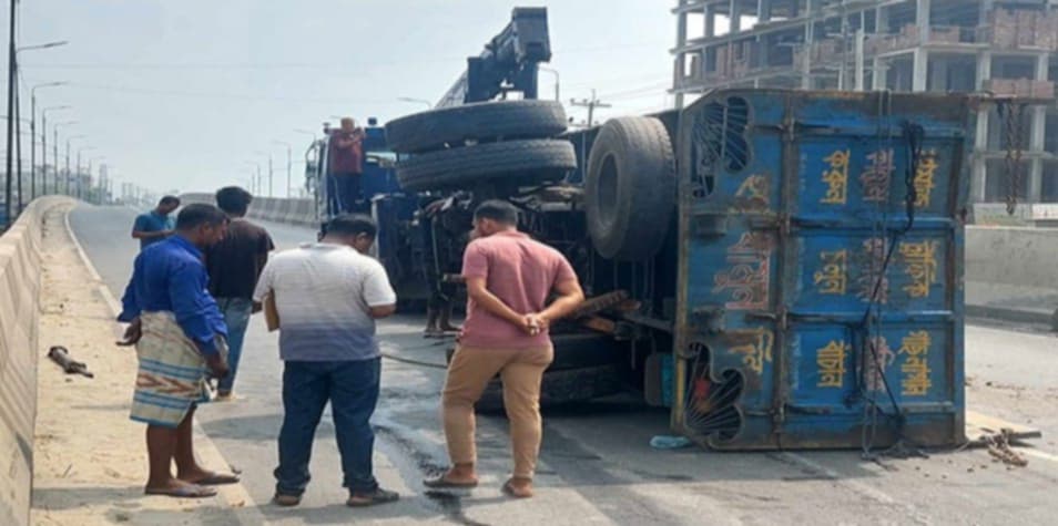 মির্জাপুরে উল্টে যাওয়া ট্রাক সরাতে গিয়ে এক শ্রমিক নিহত