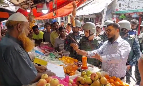 মোংলায় বাজার নিয়ন্ত্রণে নৌবাহিনীর সহায়তায় ভ্রাম্যমান আদালতের অভিযান