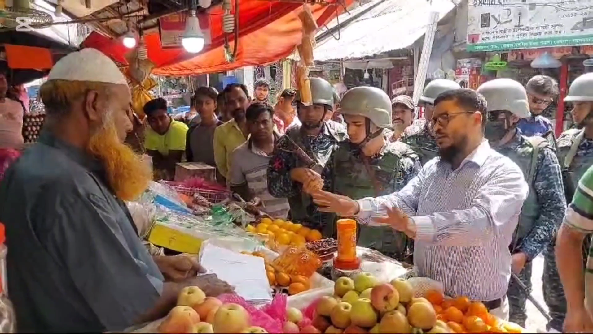 মোংলায় বাজার নিয়ন্ত্রণে নৌবাহিনীর সহায়তায় ভ্রাম্যমান আদালতের অভিযান