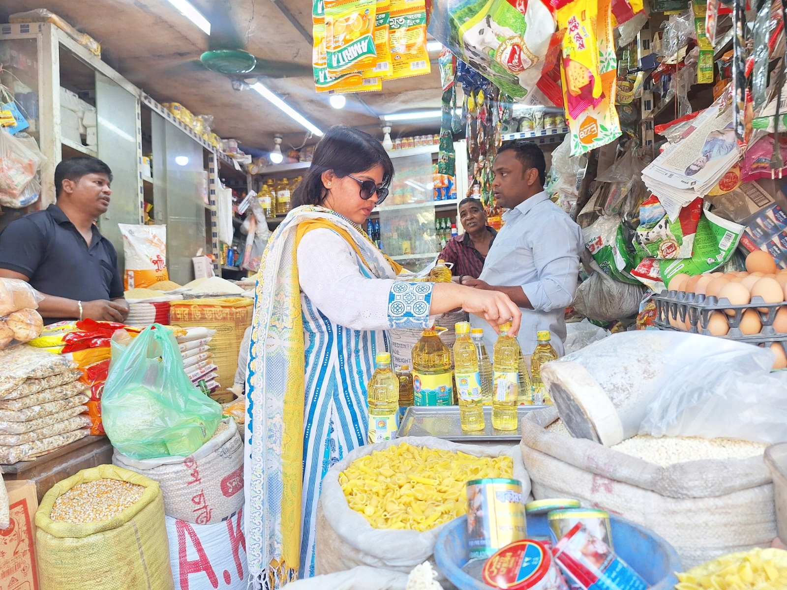 বোয়ালখালীতে ৬৩ লিটার সয়াবিন জব্দ, ২ ব্যবসায়ীকে জরিমানা