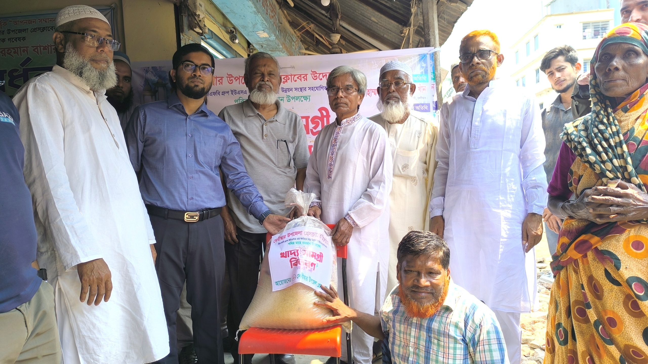 দেবীদ্বার উপজেলা প্রেসক্লাবের উদ্যোগে অসহায় পরিবারে মাঝে খাদ্য সামগ্রী বিতরণ