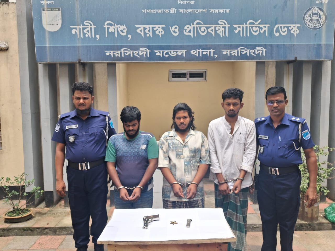 নরসিংদীতে বিদেশী পিস্তল ও গুলিসহ আটক ৩