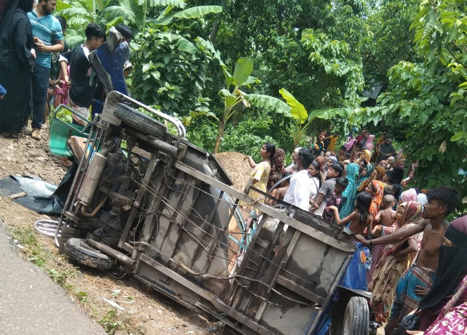 নরসিংদীতে বাস-মাইক্রোবাস ও সিএনজির ত্রিমুখী সংঘর্ষে নিহত ১