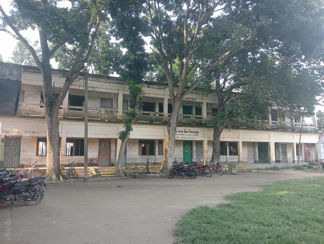 নরসিংদীতে ক্লাসরুমে টিকটক করার অপরাধের ৭ শিক্ষার্থী সাময়িক বরখাস্ত  