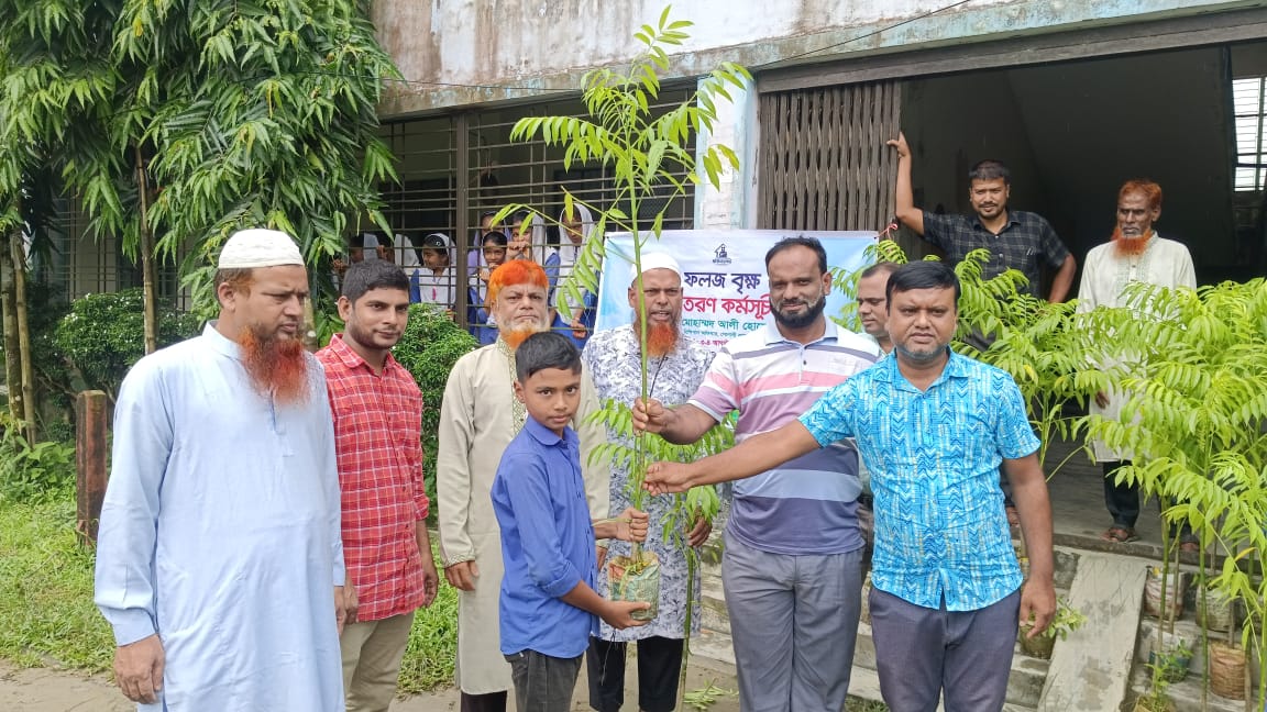 নরসিংদীতে বিভিন্ন বিদ্যালয়ে নেবুলাসের ২০০ ফলজ বৃক্ষ বিতরণ 