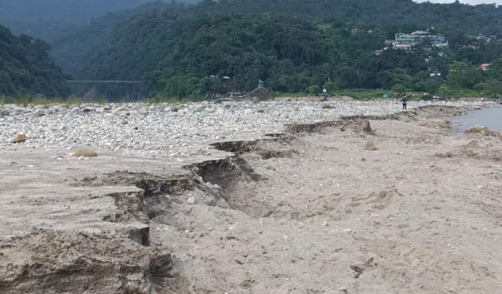 জাফলংয়েও লুট হচ্ছে পাথর 
