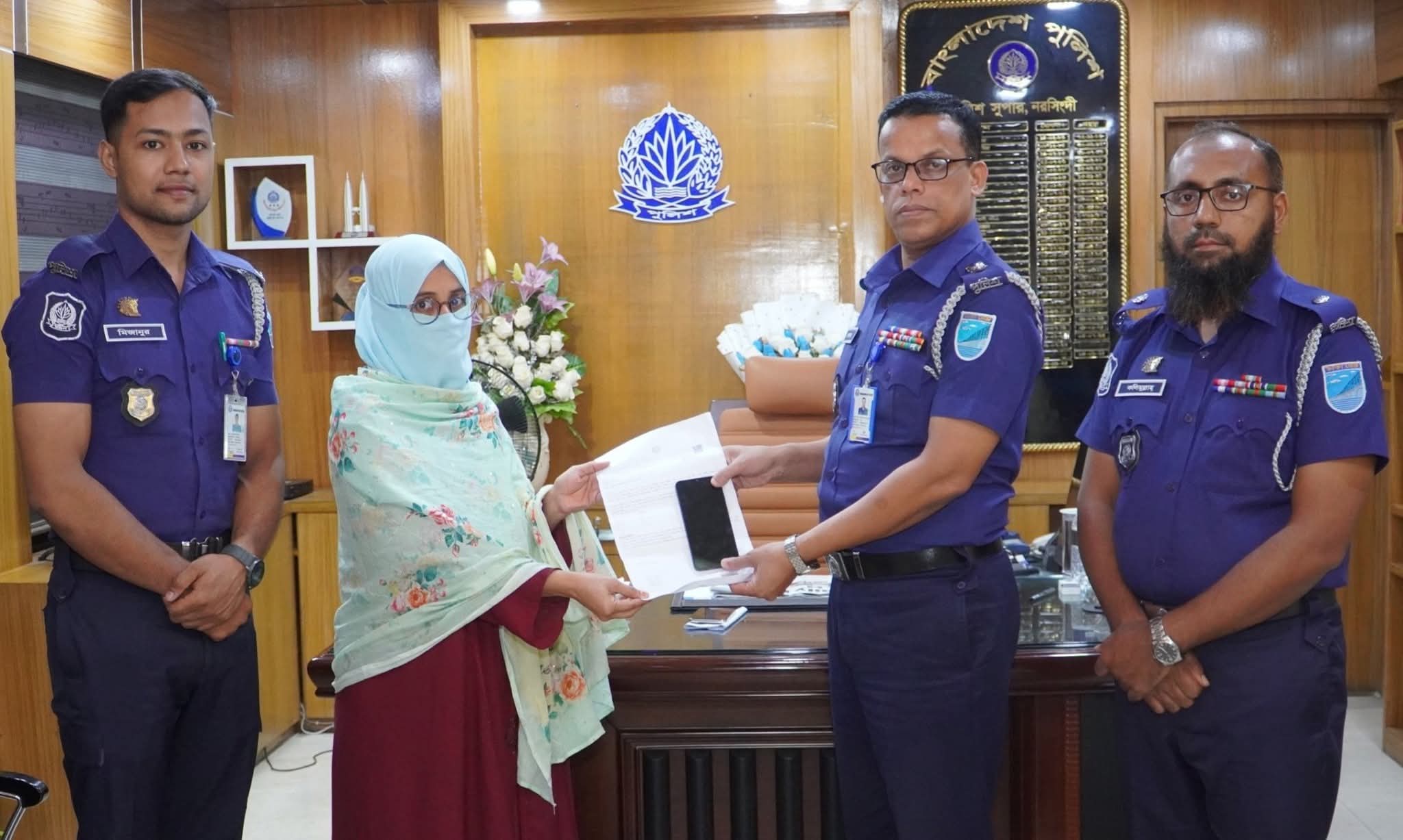 প্রযুক্তির সহায়তায় ৩০৩টি হারানো মোবাইল উদ্ধার