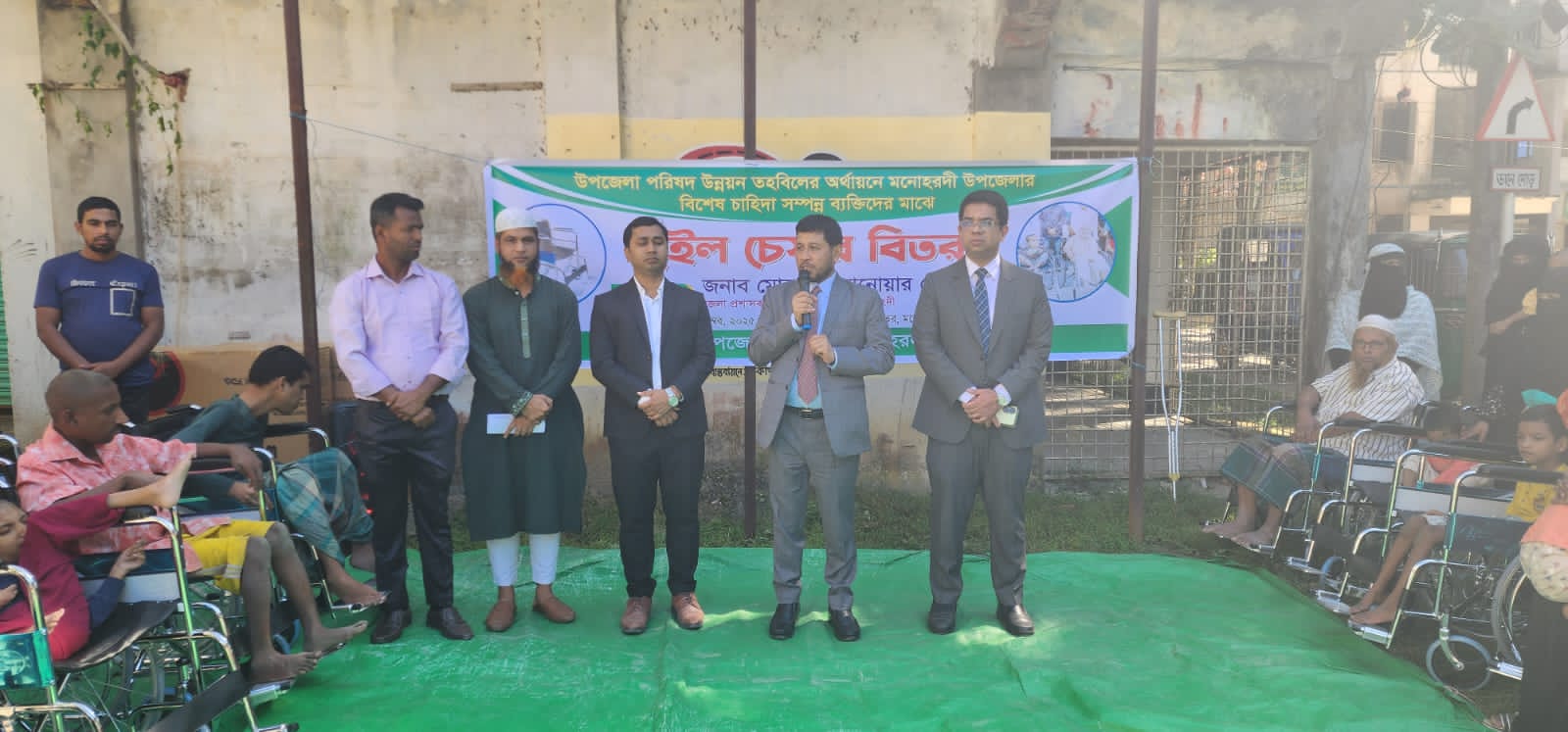 মনোহরদীতে কৃষকদের মাঝে বীজ-সার ও বিশেষ চাহিদা সম্পন্ন ব্যক্তিদের হুইলচেয়ার বিতরণ