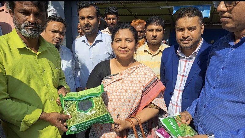 শিবচরে কৃষি প্রদর্শনী, বীজ ও কীটনাশক বিতরণ