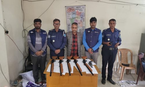 চন্দ্রগঞ্জ থানার বিদায়ী ওসির নেতৃত্বে ৬টি অস্ত্র উদ্ধার 