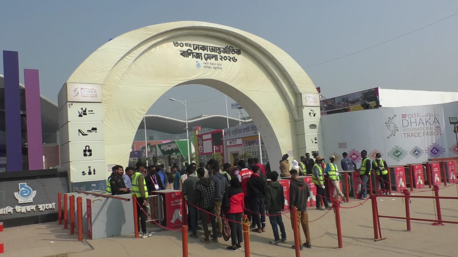 ৩০তম ঢাকা আন্তর্জাতিক বাণিজ্য মেলায় পণ্যের চড়া দাম