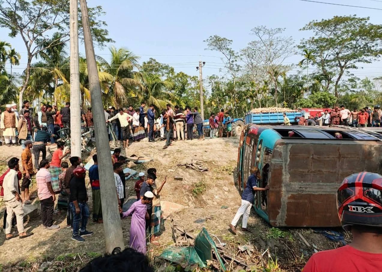 ভোলার লালমোহনে বাসের চাপায় অটোরিকশা বিধ্বস্ত, চালকসহ মা-ছেলে নিহত